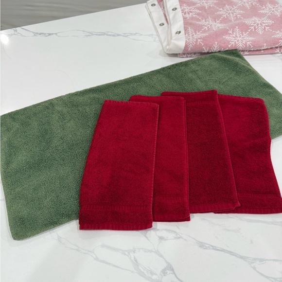 19 piece FULL HOLIDAY Christmas Shower Curtain and bath towel set! - Picture 12 of 16
